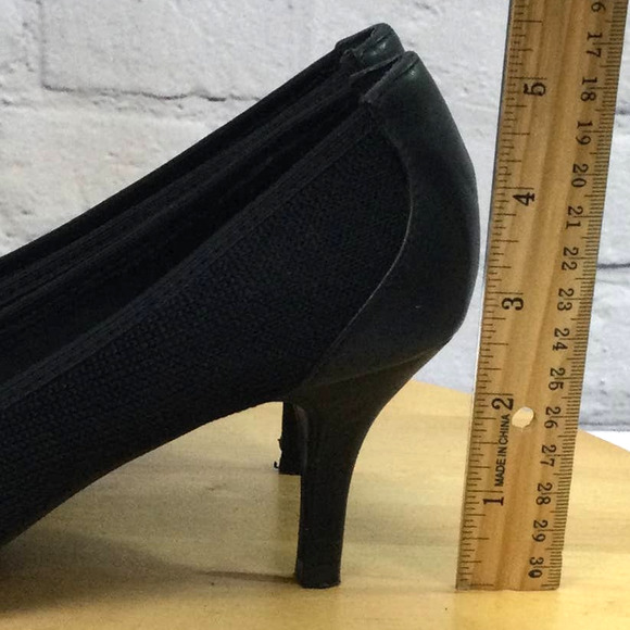 Tahari Tacey Women’s Textured Fabric Pointed Toe Heel Shoe Size 8M - Picture 7 of 14